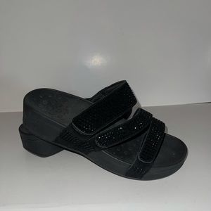 Gently used women’s Vionic sandal size 9